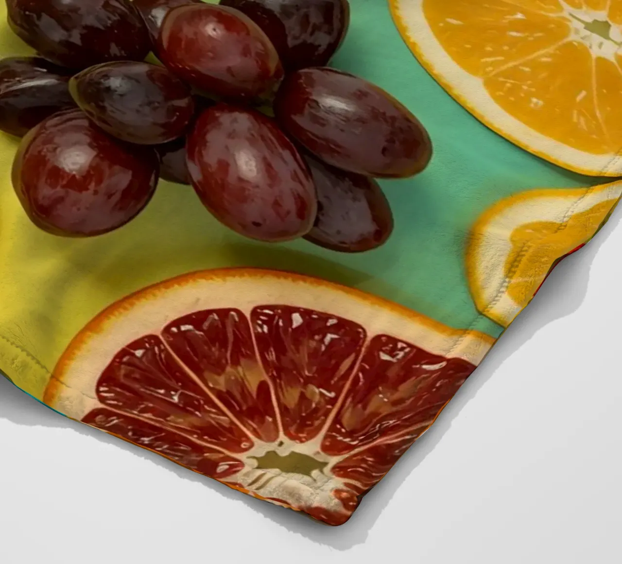 Aufgeschnittenes Obst Sortiment auf Gradient Hintergrund Fleecedecke von DesignDoodle