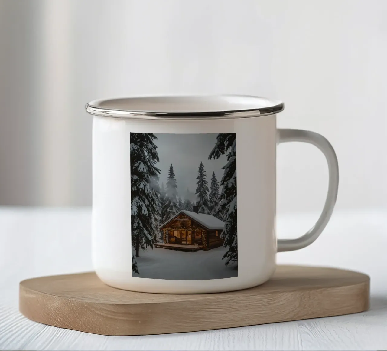 Cabina innevata nella foresta con luci di Natale tazza in smalto da DesignDoodle
