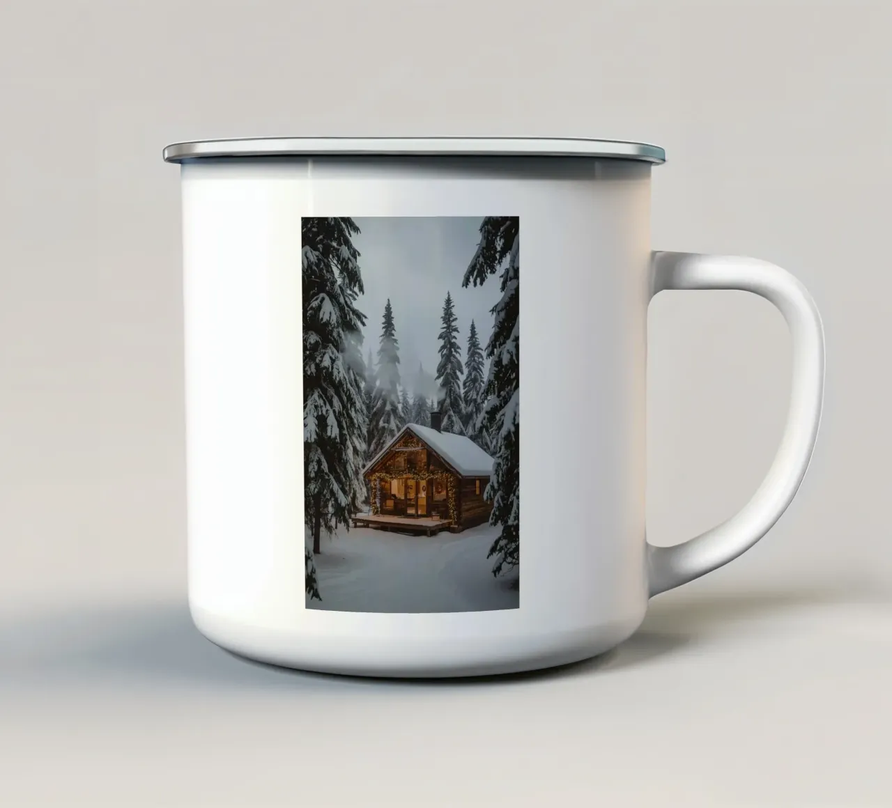 Cabina innevata nella foresta con luci di Natale tazza in smalto da DesignDoodle