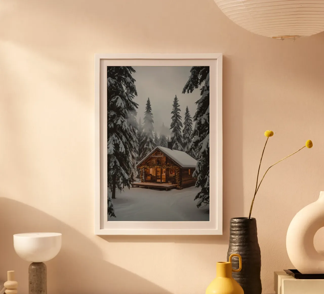 Cabane enneigée dans la forêt avec des lumières de Noël poster avec cadre en plastique de DesignDoodle