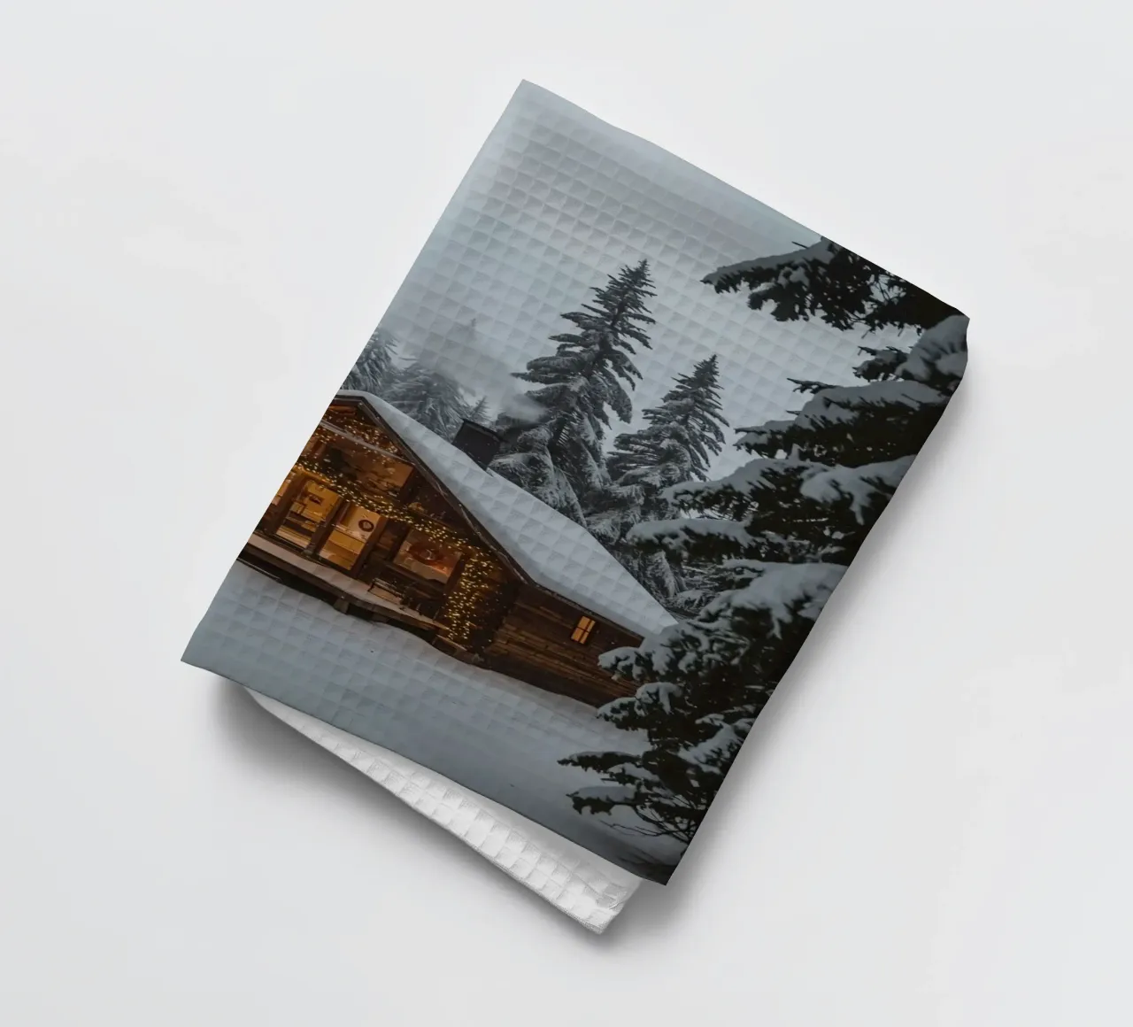 Cabane enneigée dans la forêt avec des lumières de Noël torchon de DesignDoodle