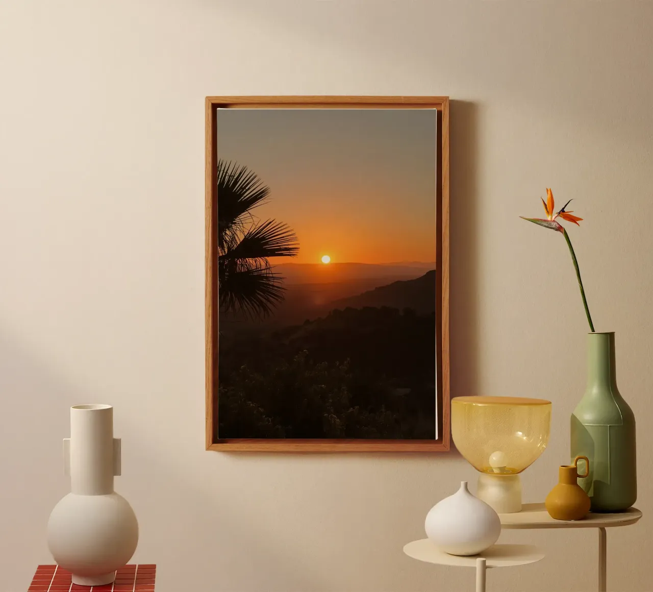 Zonsondergang over vallei met bergen en palmboom canvas met Baklijst van DesignDoodle