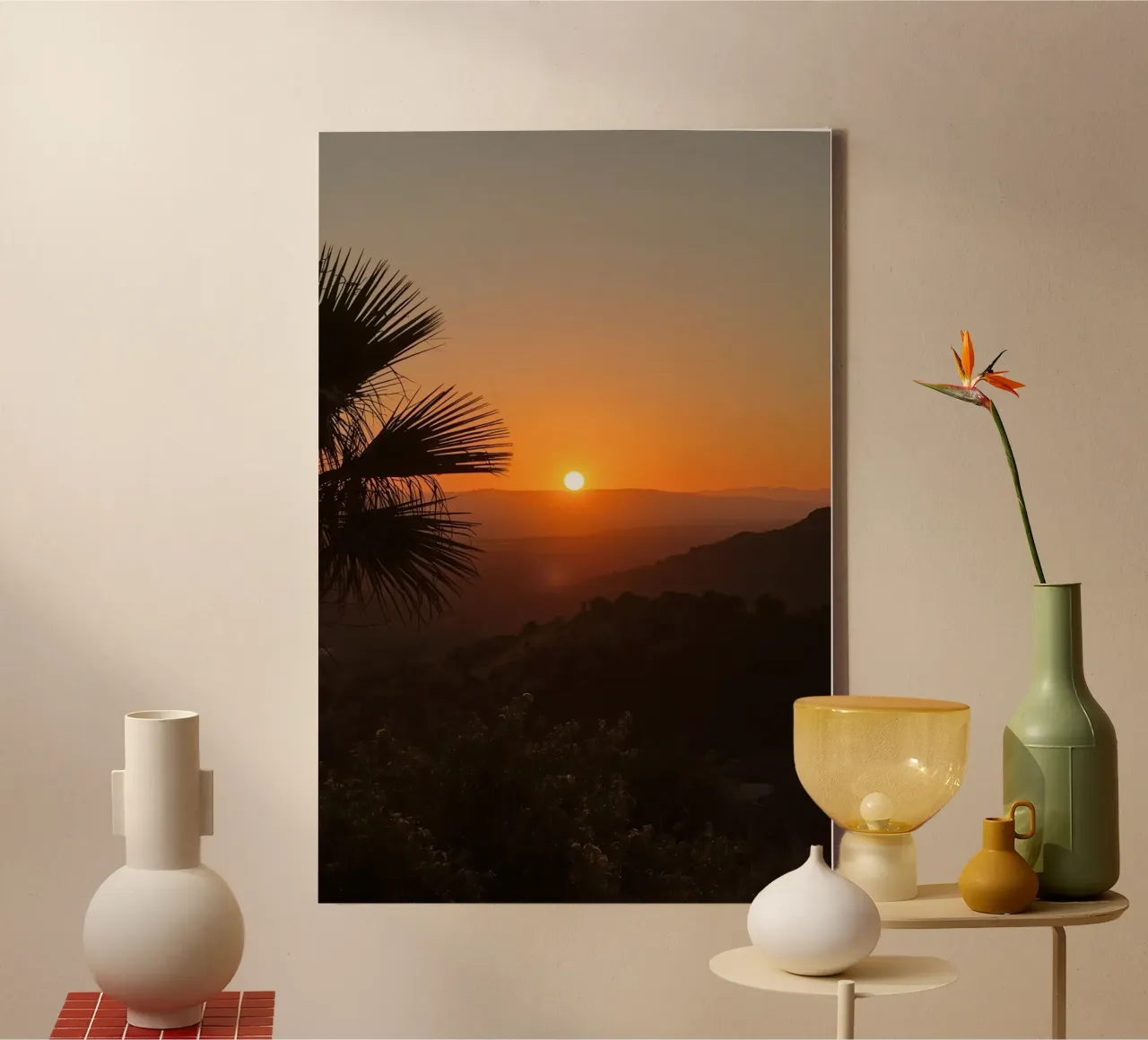 Zonsondergang over vallei met bergen en palmboom canvas met Baklijst van DesignDoodle