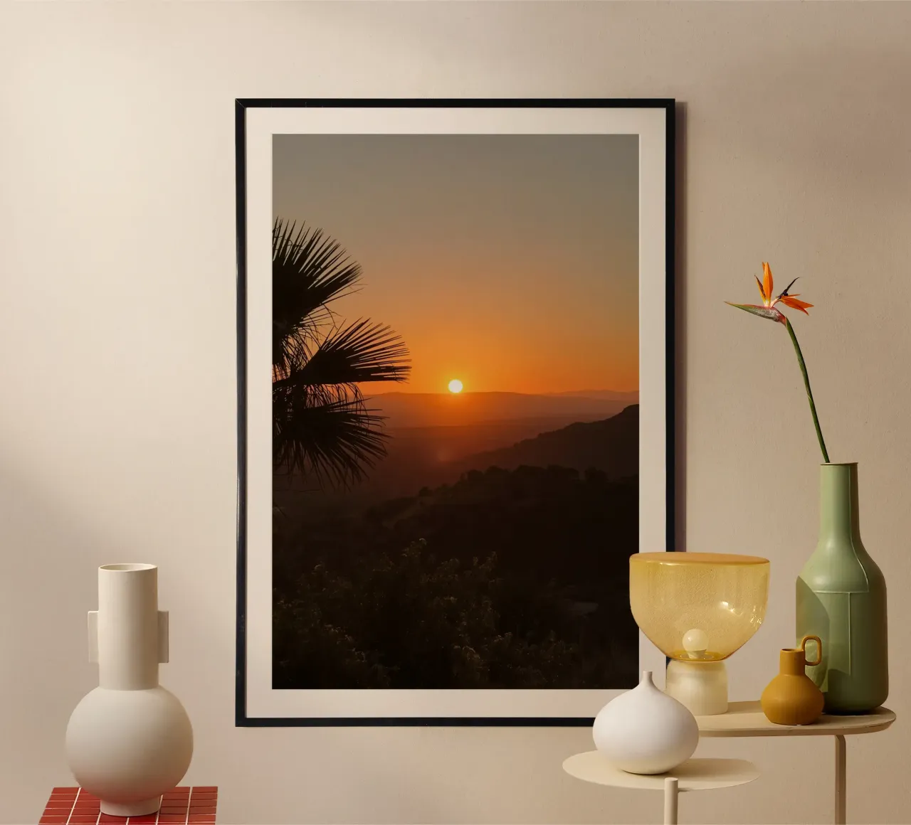 Zonsondergang over vallei met bergen en palmboom poster van DesignDoodle
