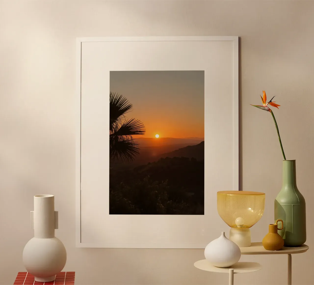 Zonsondergang over vallei met bergen en palmboom poster van DesignDoodle