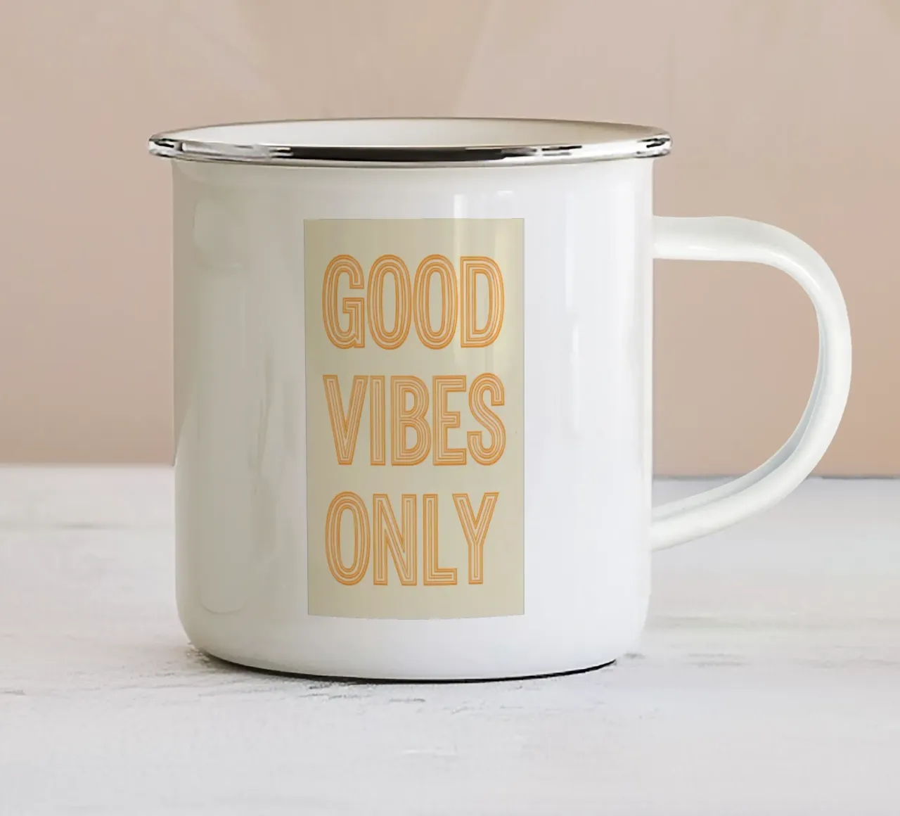 Grafica Good Vibes solo in arancione tazza in smalto da DesignDoodle