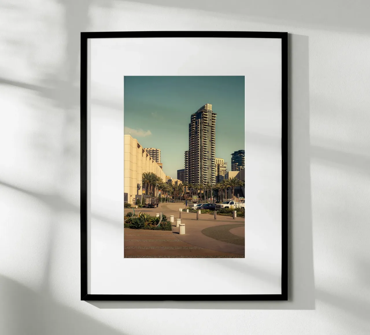 San Diego Boulevard con palme e atmosfera cittadina poster con telaio in plastica da Finch & Frames