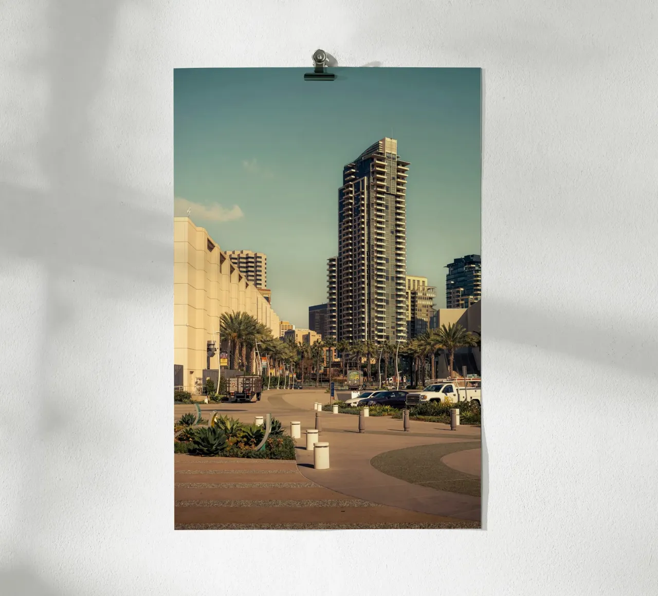 San Diego Boulevard con palme e atmosfera cittadina poster con telaio in plastica da Finch & Frames