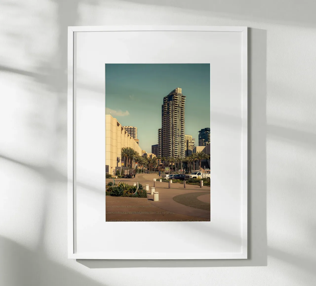 San Diego Boulevard con palme e atmosfera cittadina poster con telaio in plastica da Finch & Frames