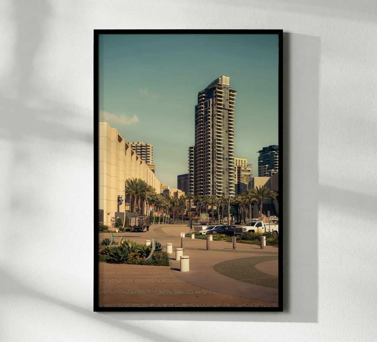 San Diego Boulevard con palme e atmosfera cittadina poster con telaio in plastica da Finch & Frames