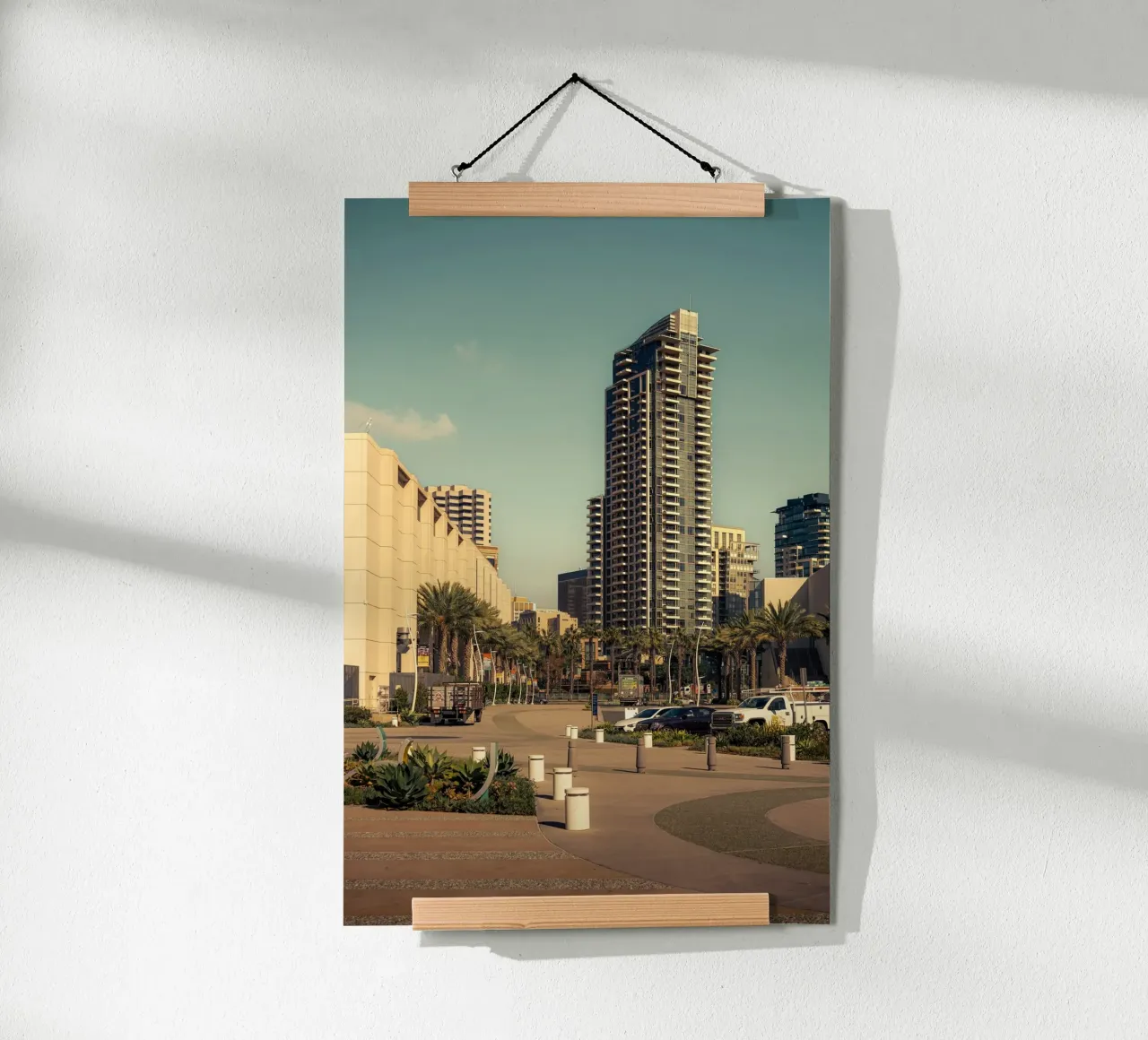 San Diego Boulevard con palme e atmosfera cittadina poster con telaio in plastica da Finch & Frames