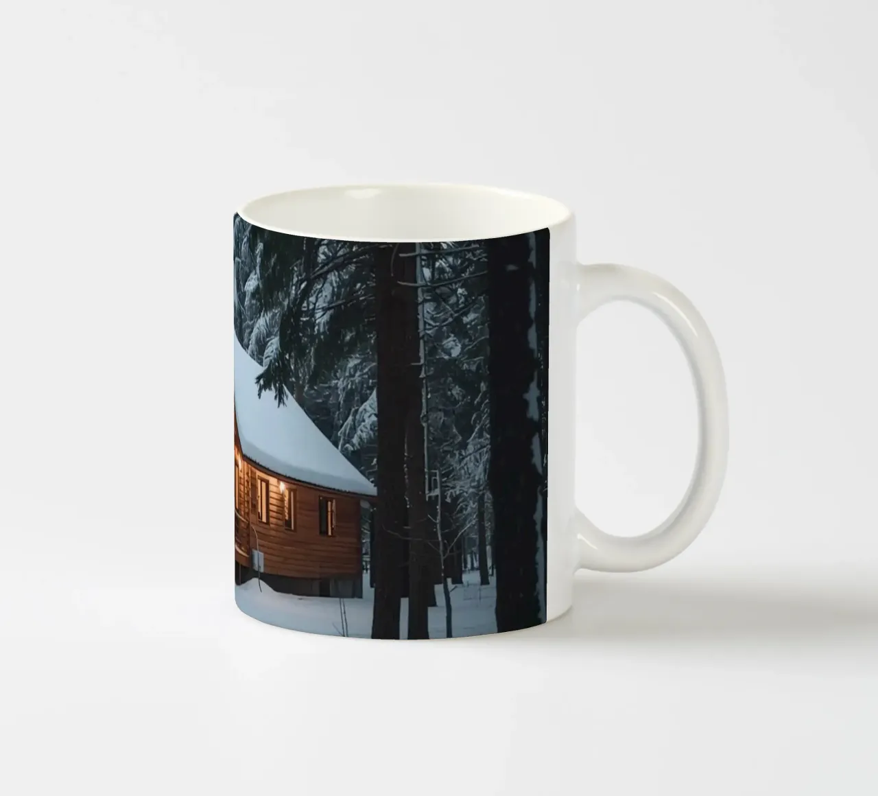 Cabina di legno in una foresta innevata tazza in ceramica da DesignDoodle