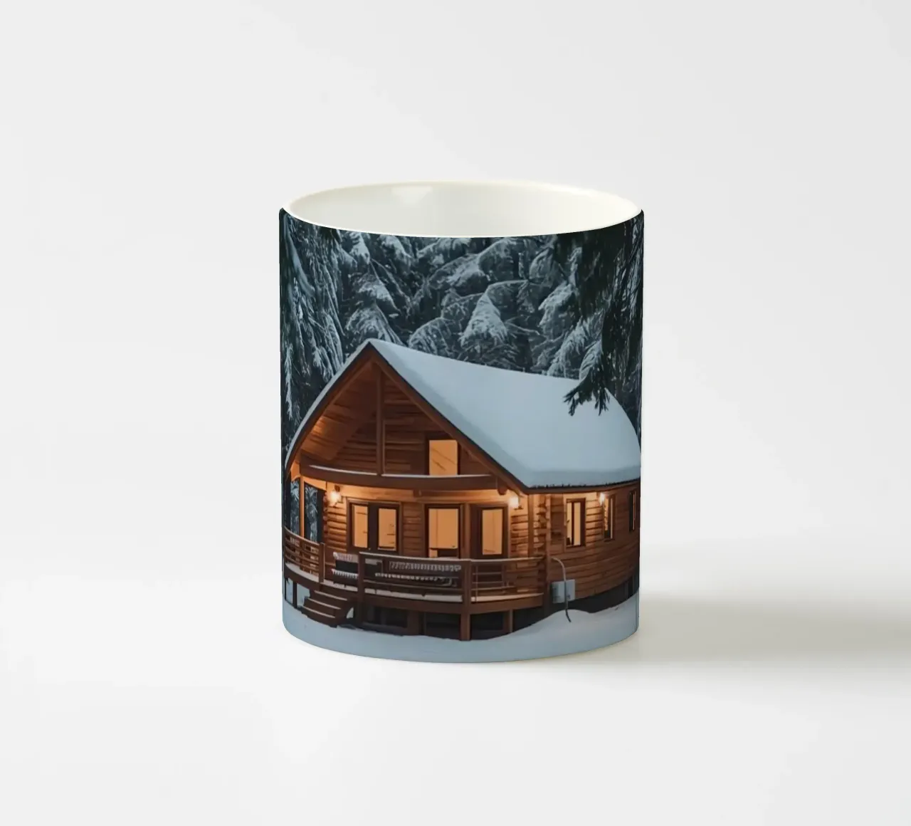 Cabina di legno in una foresta innevata tazza in ceramica da DesignDoodle