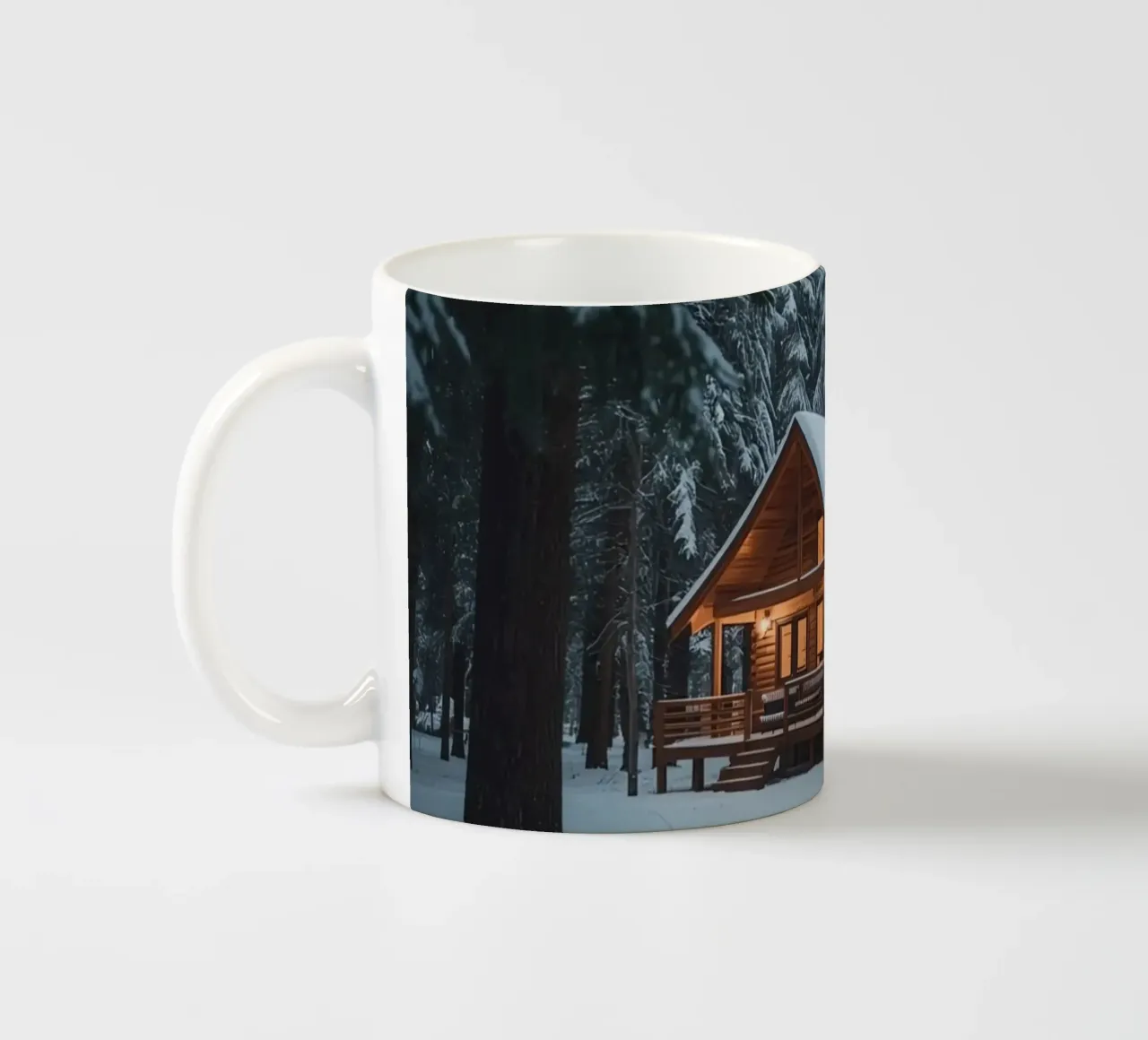 Cabina di legno in una foresta innevata tazza in ceramica da DesignDoodle