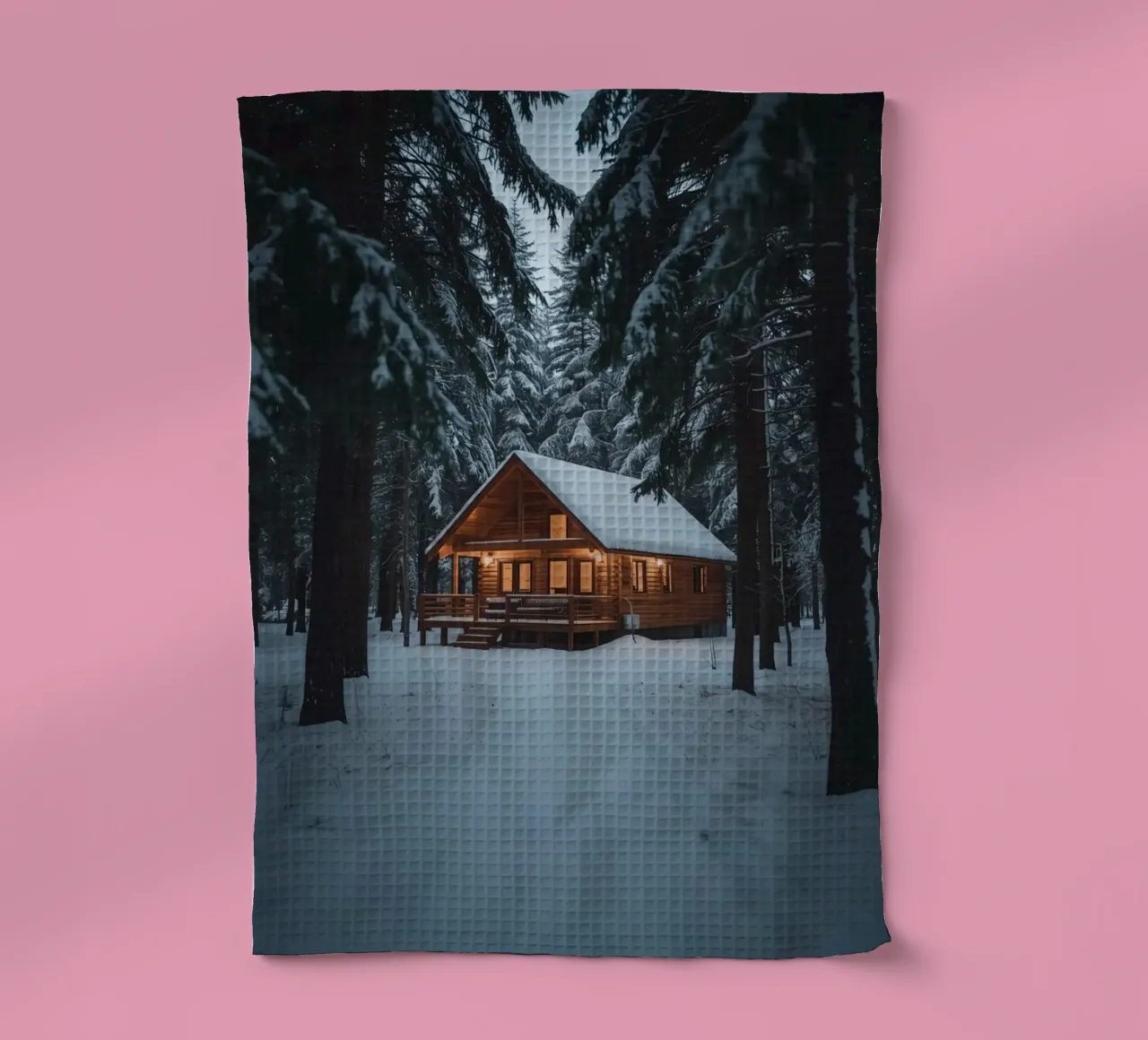 Cabane en bois dans une forêt enneigée torchon de DesignDoodle