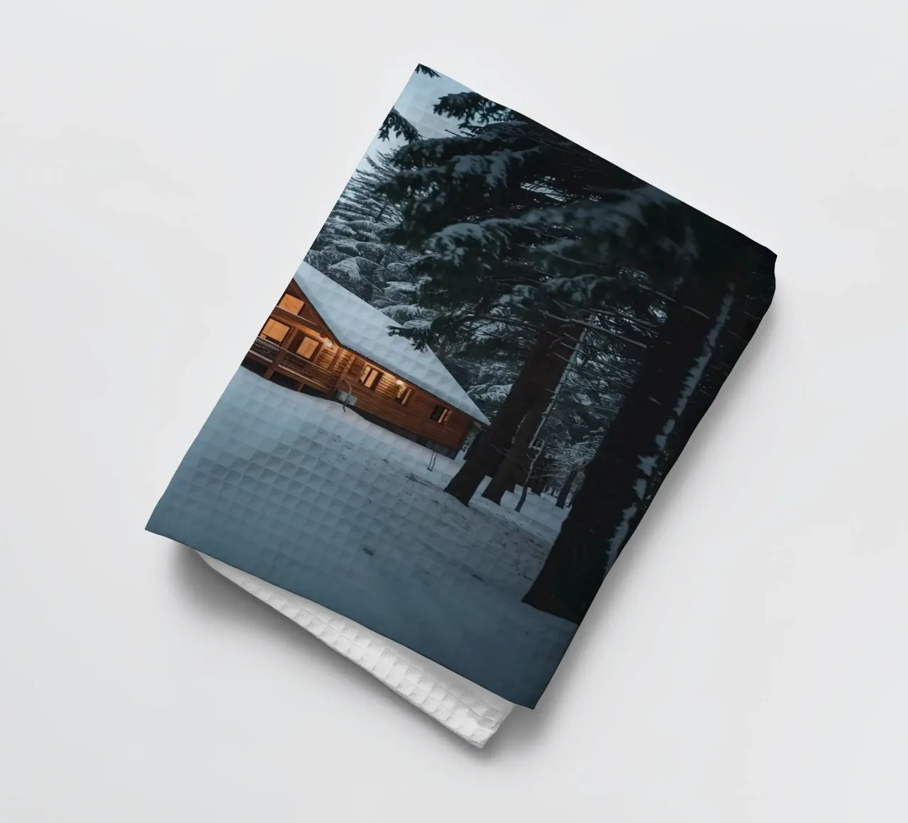 Cabane en bois dans une forêt enneigée torchon de DesignDoodle