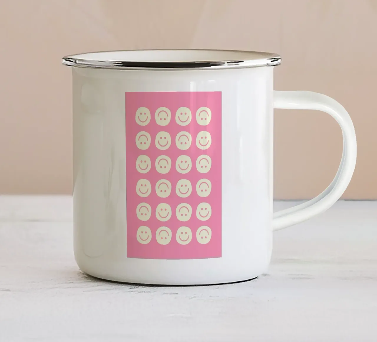 Pink Smiley tazza in smalto da Attaboy Dsgn
