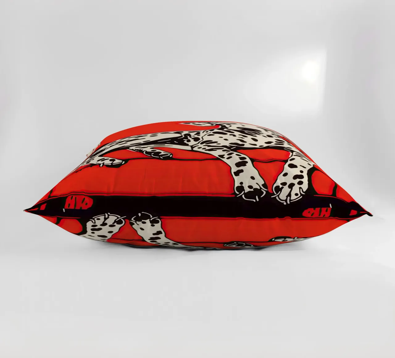 Dalmata accogliente in poltrona | Retro Pop Art cuscino da Autofocus