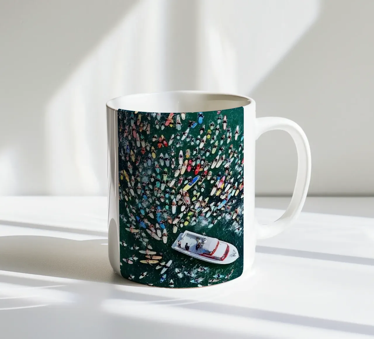 Raduno in mare - Slim Aarons tazza in ceramica da The Poster UK