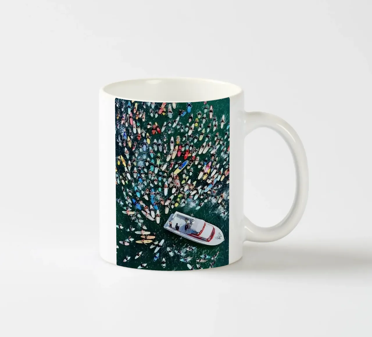 Raduno in mare - Slim Aarons tazza in ceramica da The Poster UK