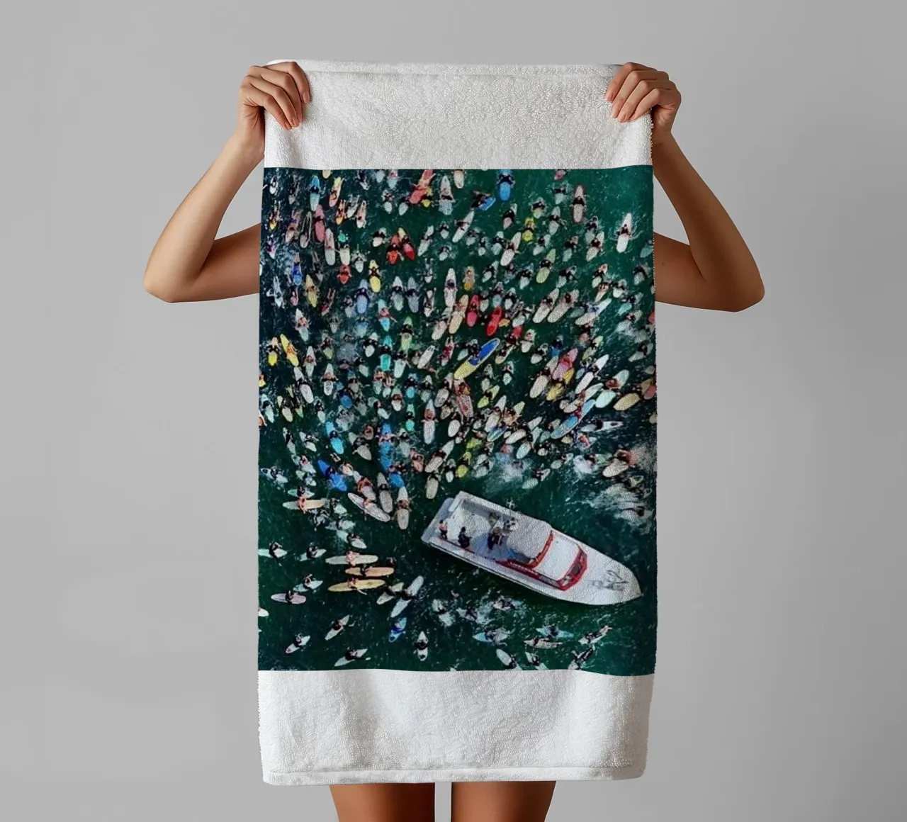 Raduno in mare - Slim Aarons asciugamano da bagno da The Poster UK