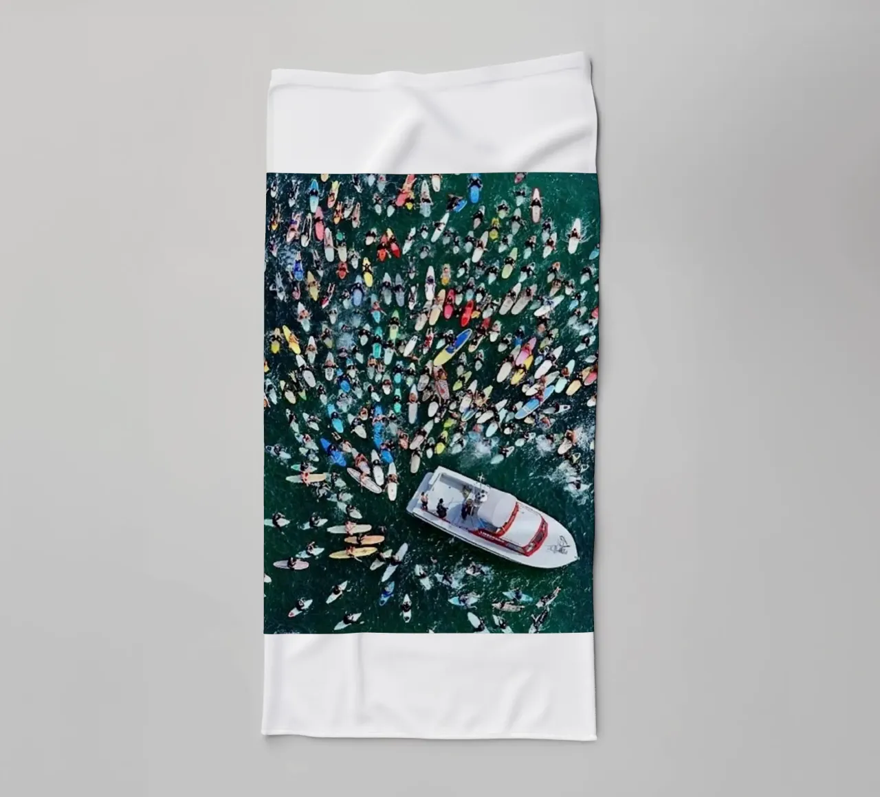 Raduno in mare - Slim Aarons asciugamano da bagno da The Poster UK