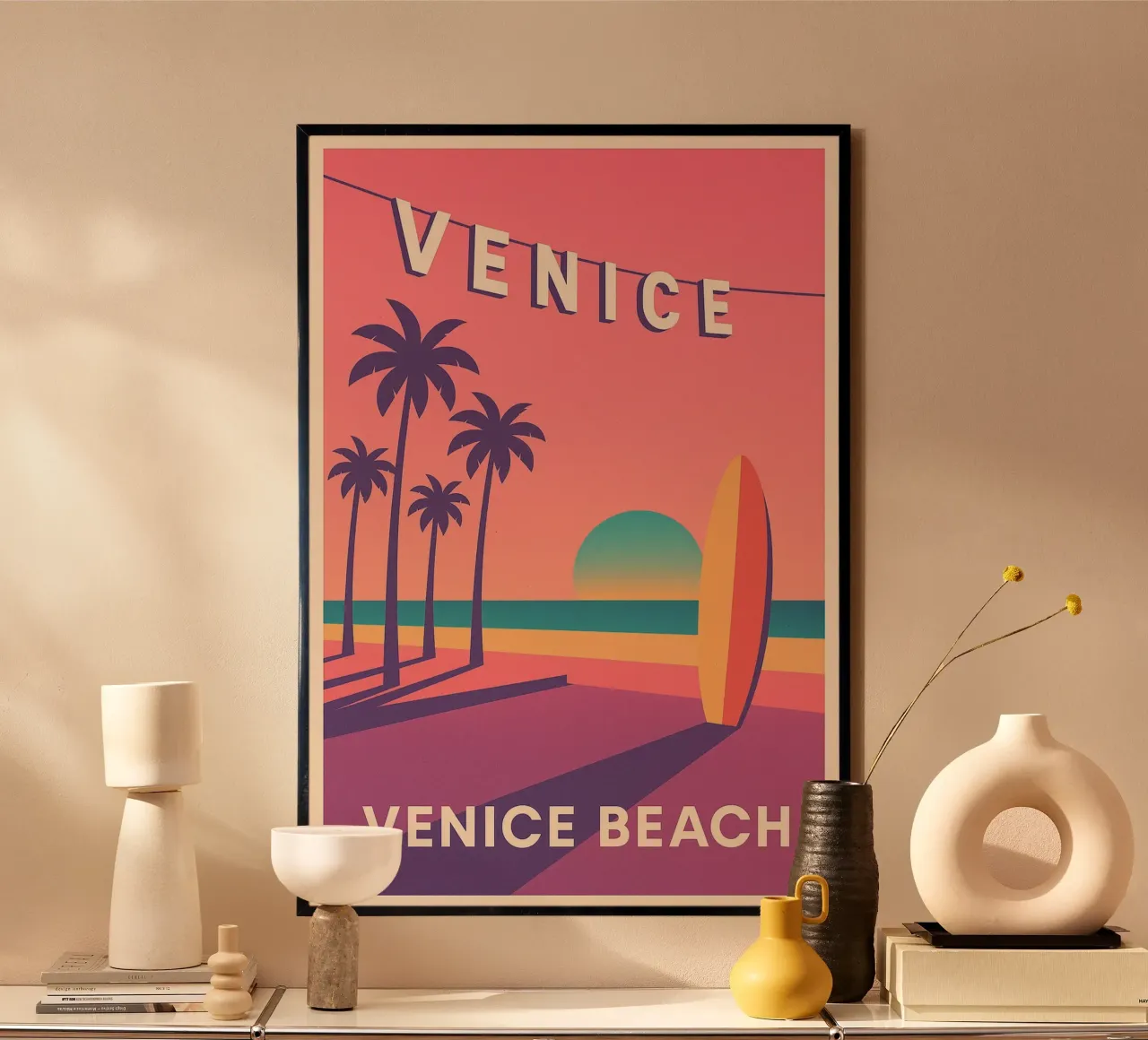 Poster di Venice Beach - Surf e palme al tramonto poster con telaio in alluminio da JETLAG | affiches voyage