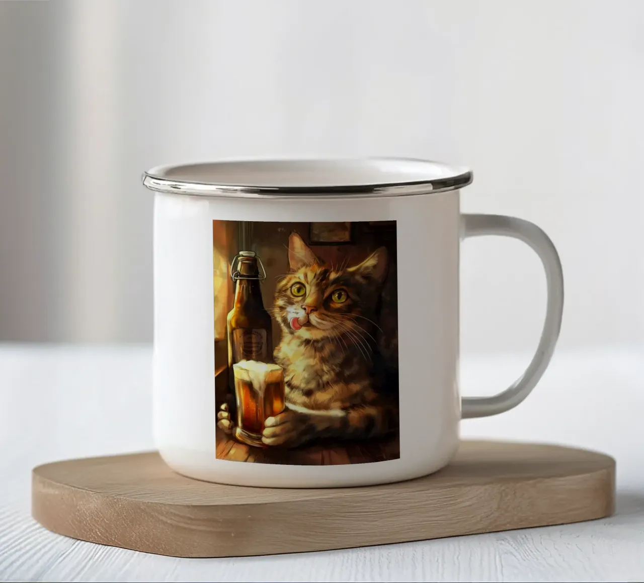 Il gatto beve birra tazza in smalto da Fleur de Lys