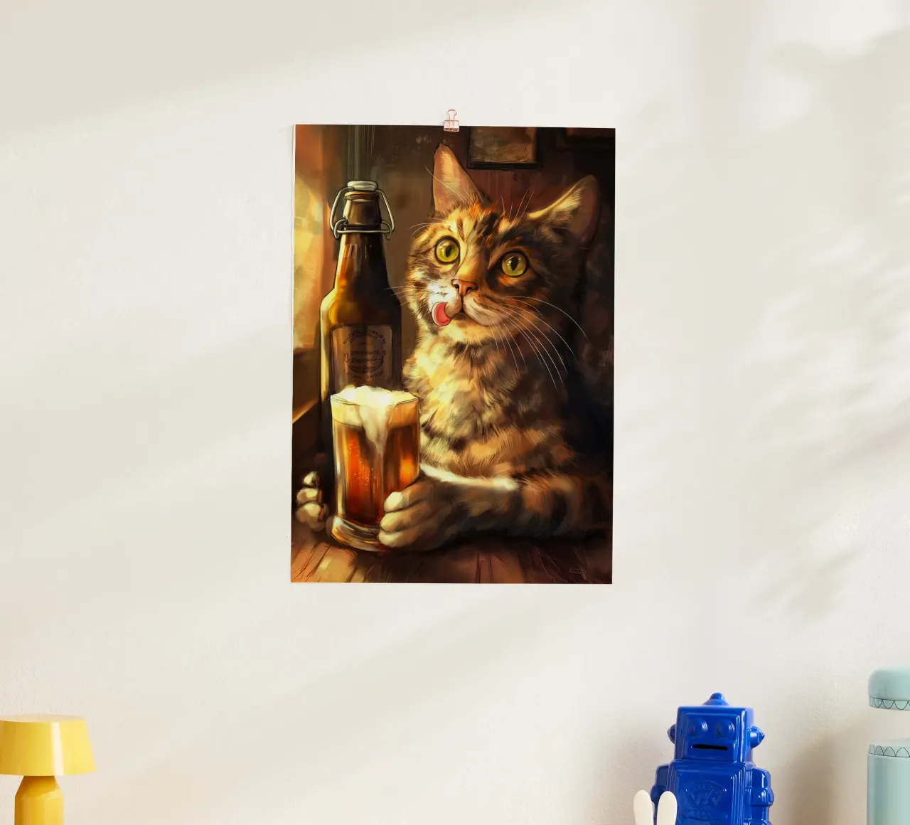 Il gatto beve birra poster con telaio in alluminio da Fleur de Lys