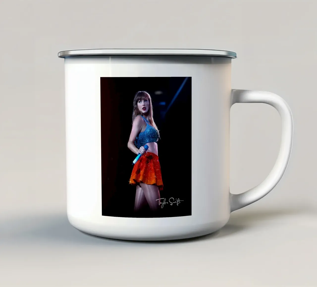 Taylor Swift perfom tazza in smalto da AudioLibrary