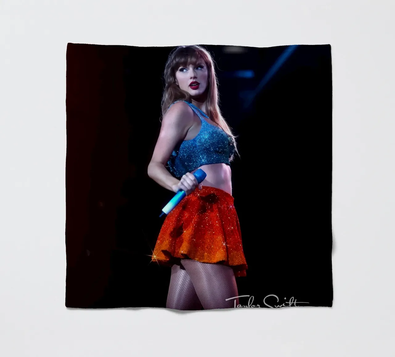 Taylor Swift perfom coperta in pile da AudioLibrary