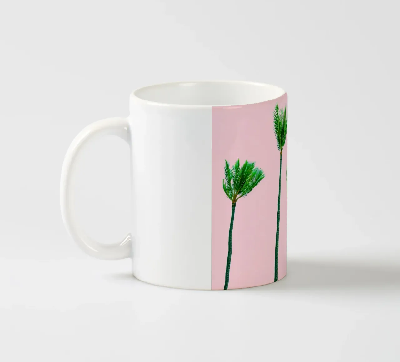 Palm Trees Blown By The Wind tazza in ceramica da robertmotoiart