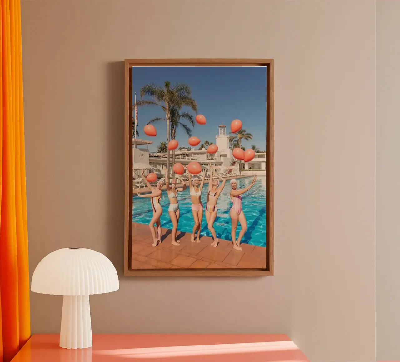 Juego de globos en bikini lienzo con Marco flotante de The Poster UK