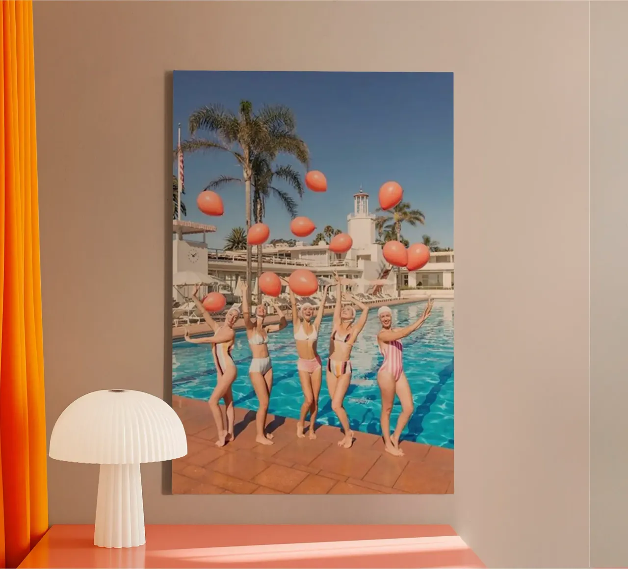 Juego de globos en bikini lienzo con Marco flotante de The Poster UK