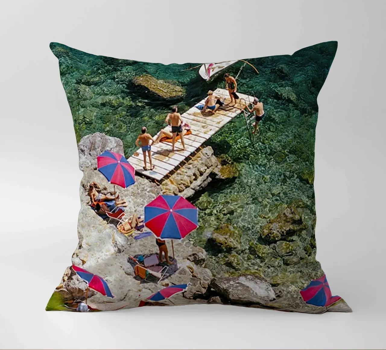 Sulla spiaggia cuscino da The Poster UK