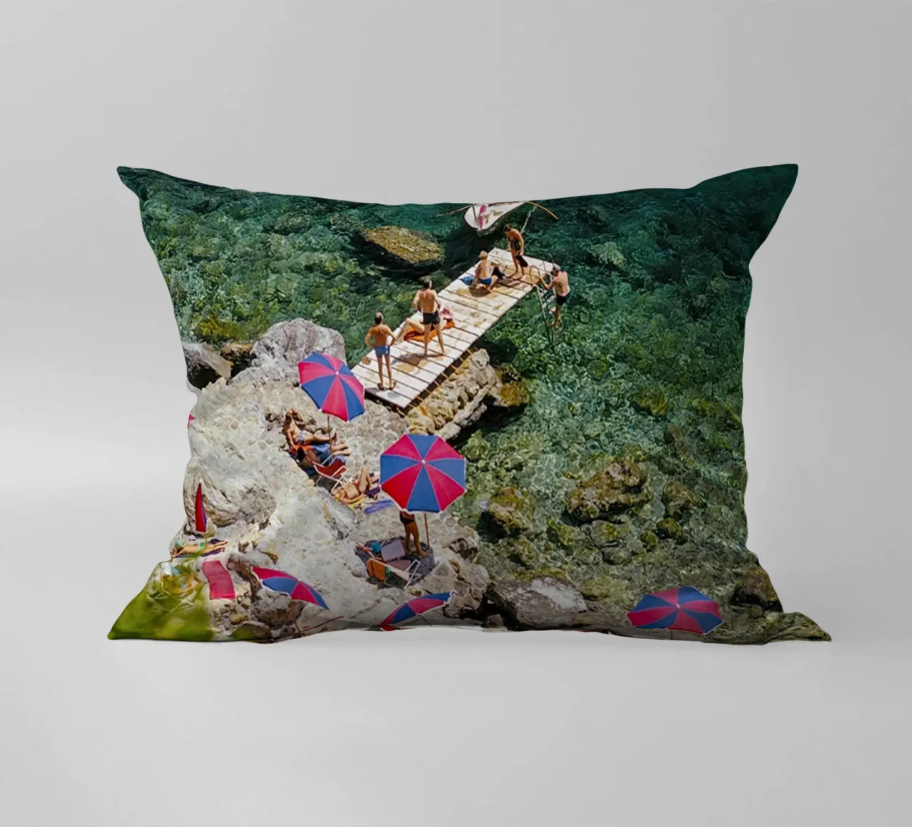 Sulla spiaggia cuscino da The Poster UK