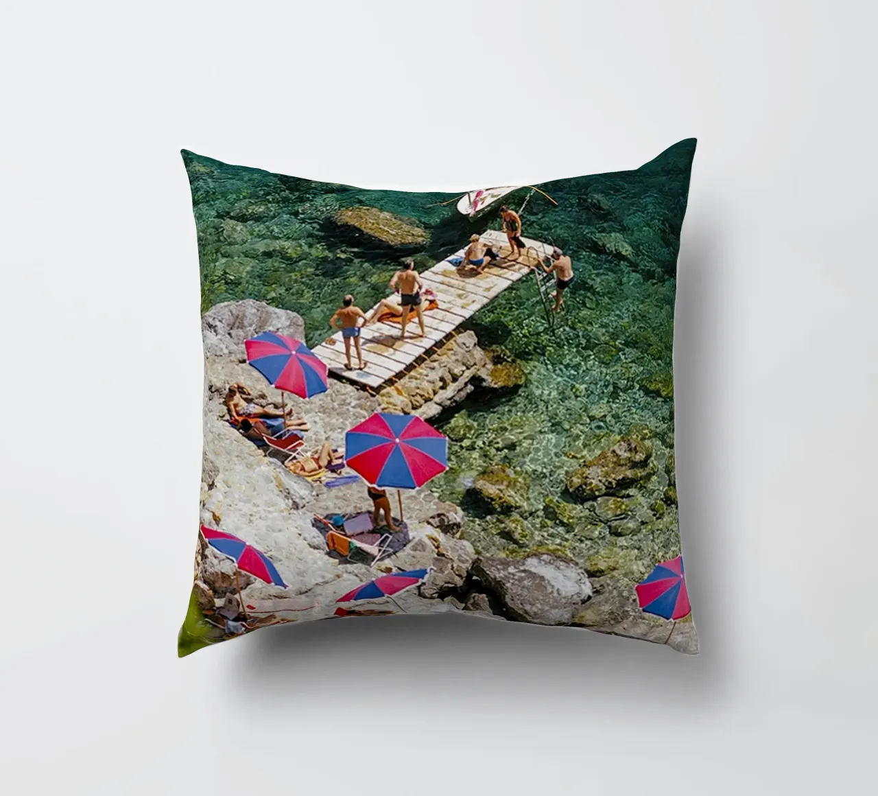 Sulla spiaggia cuscino da The Poster UK