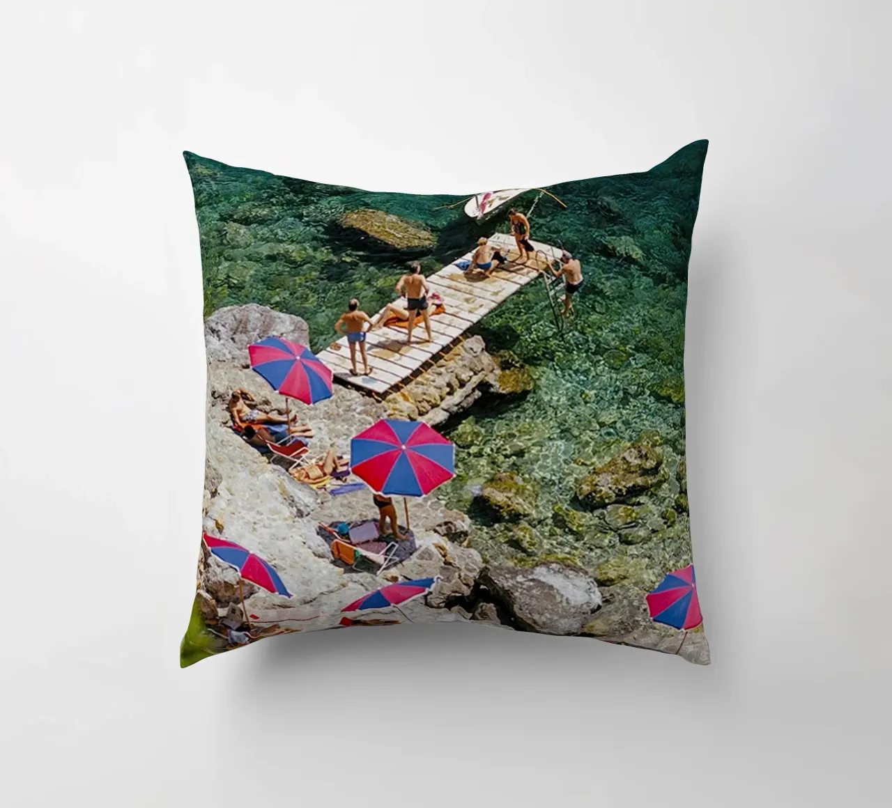 Sulla spiaggia cuscino da The Poster UK