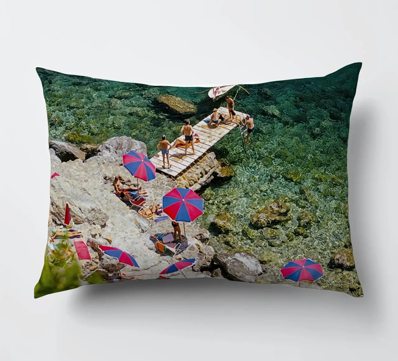 Sulla spiaggia cuscino da The Poster UK