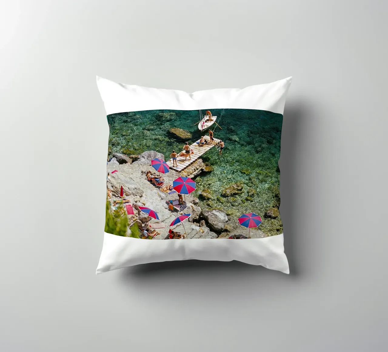 Sulla spiaggia cuscino da The Poster UK
