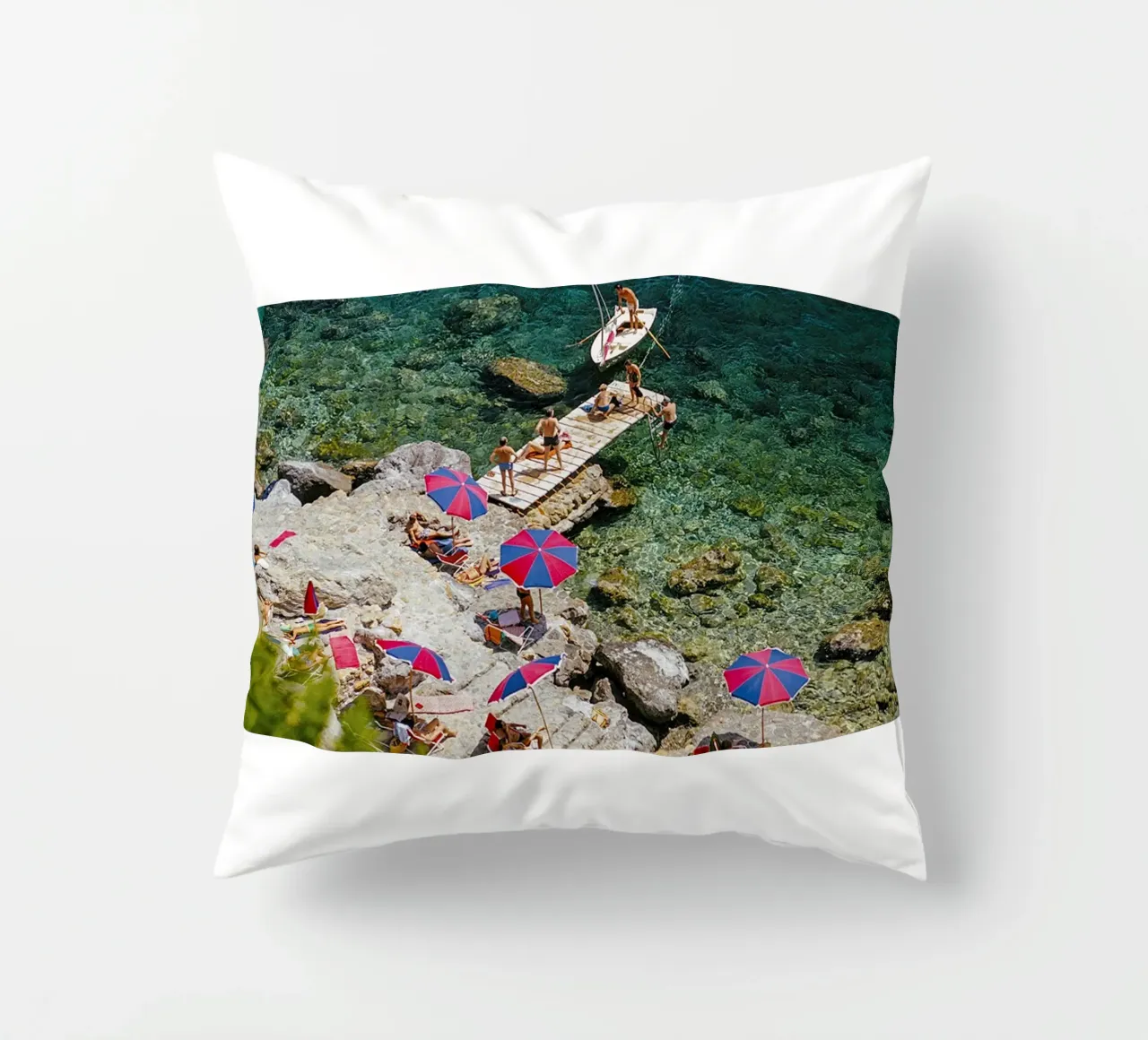 Sulla spiaggia cuscino da The Poster UK