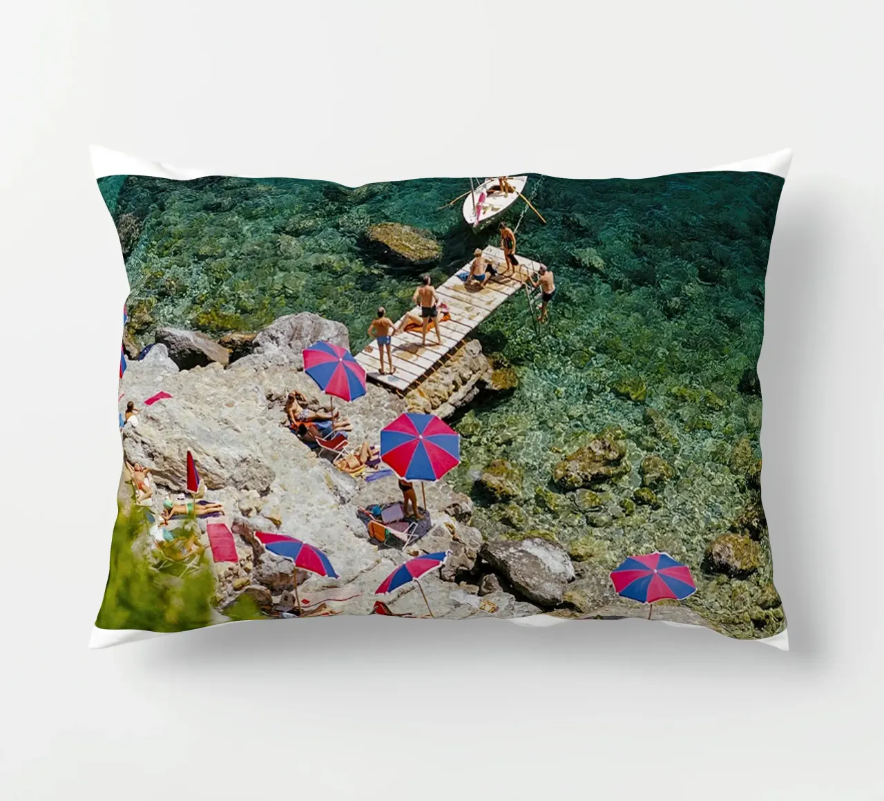 Sulla spiaggia cuscino da The Poster UK