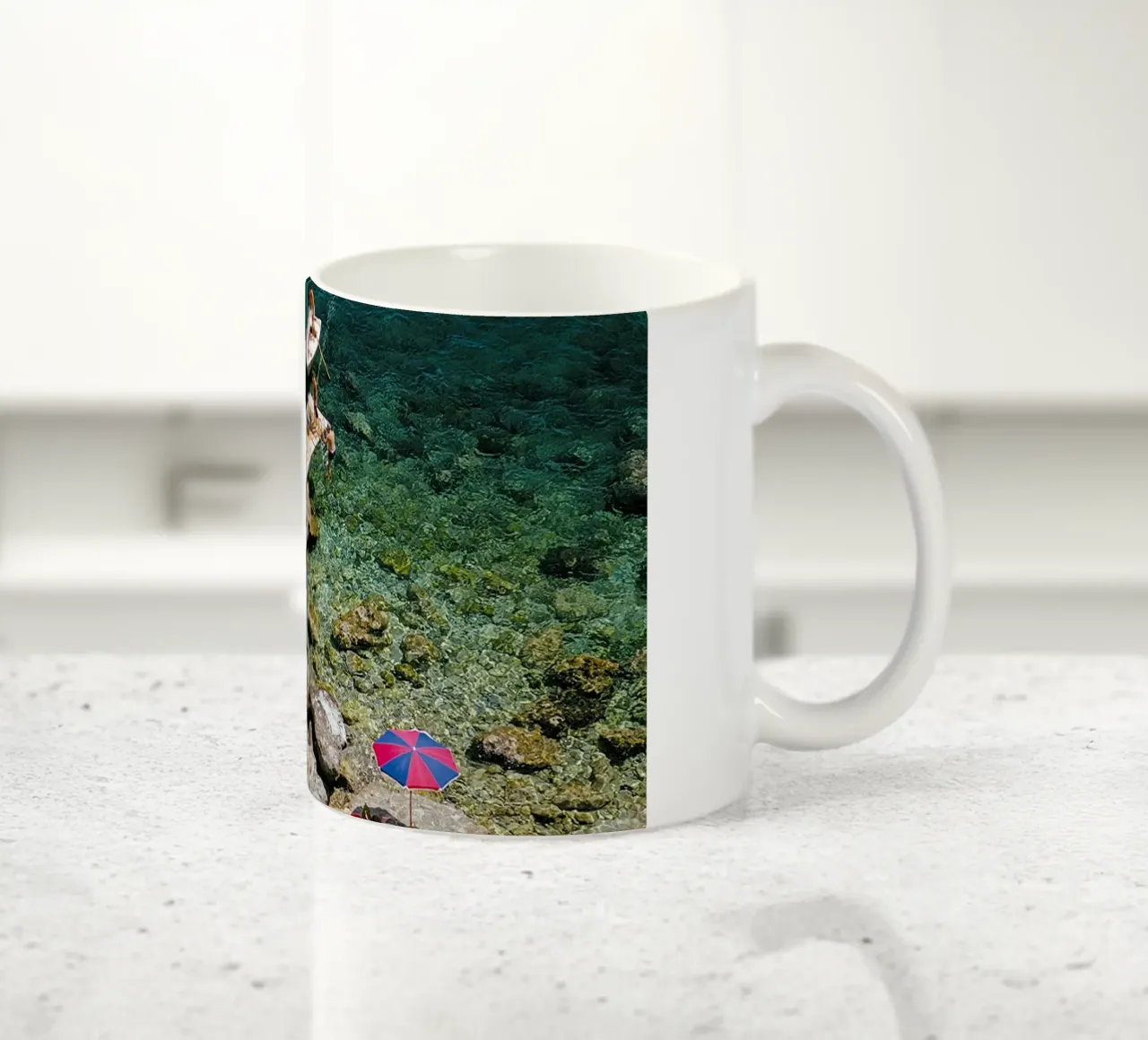 Sulla spiaggia tazza in ceramica da The Poster UK