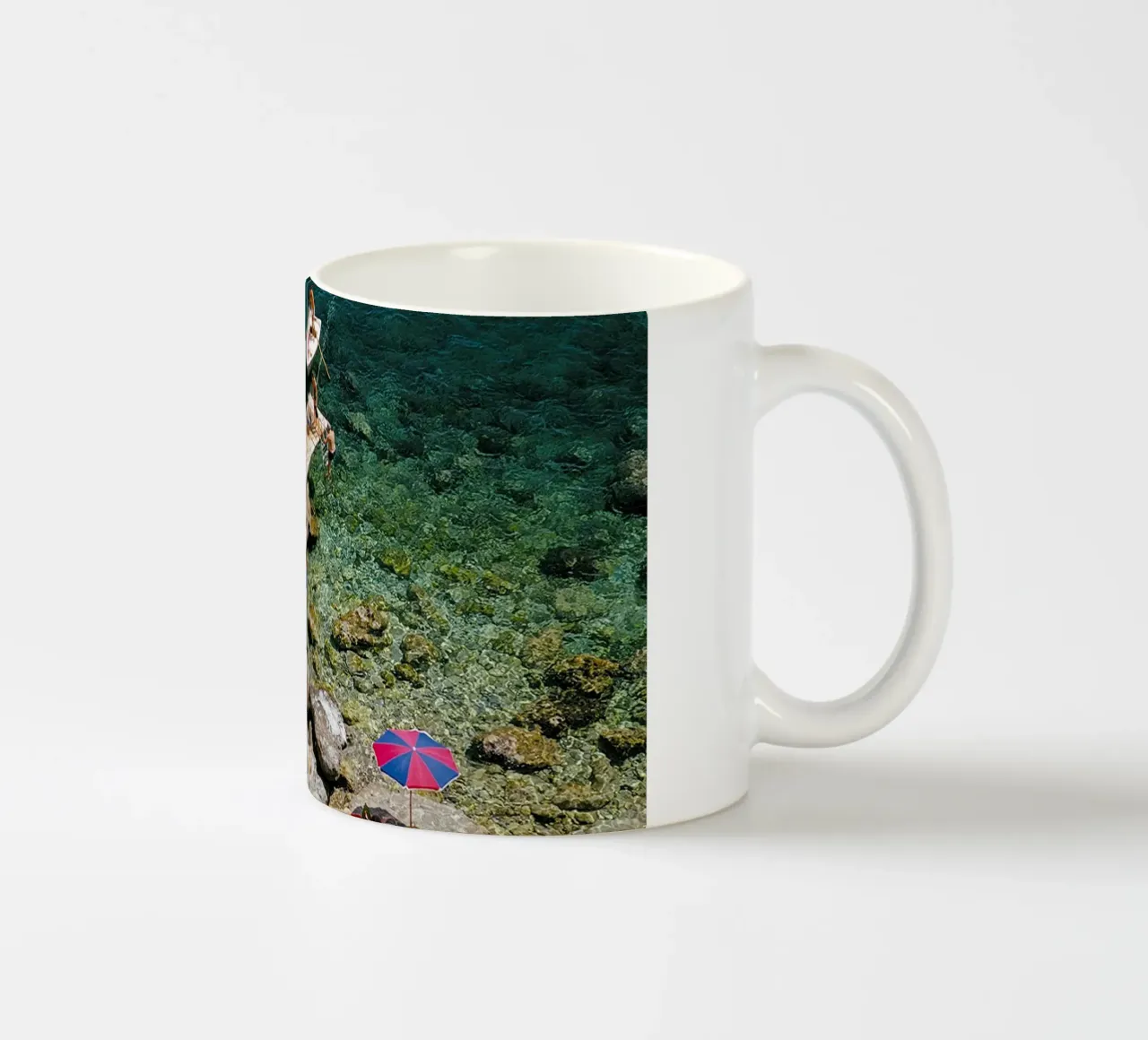 Sulla spiaggia tazza in ceramica da The Poster UK