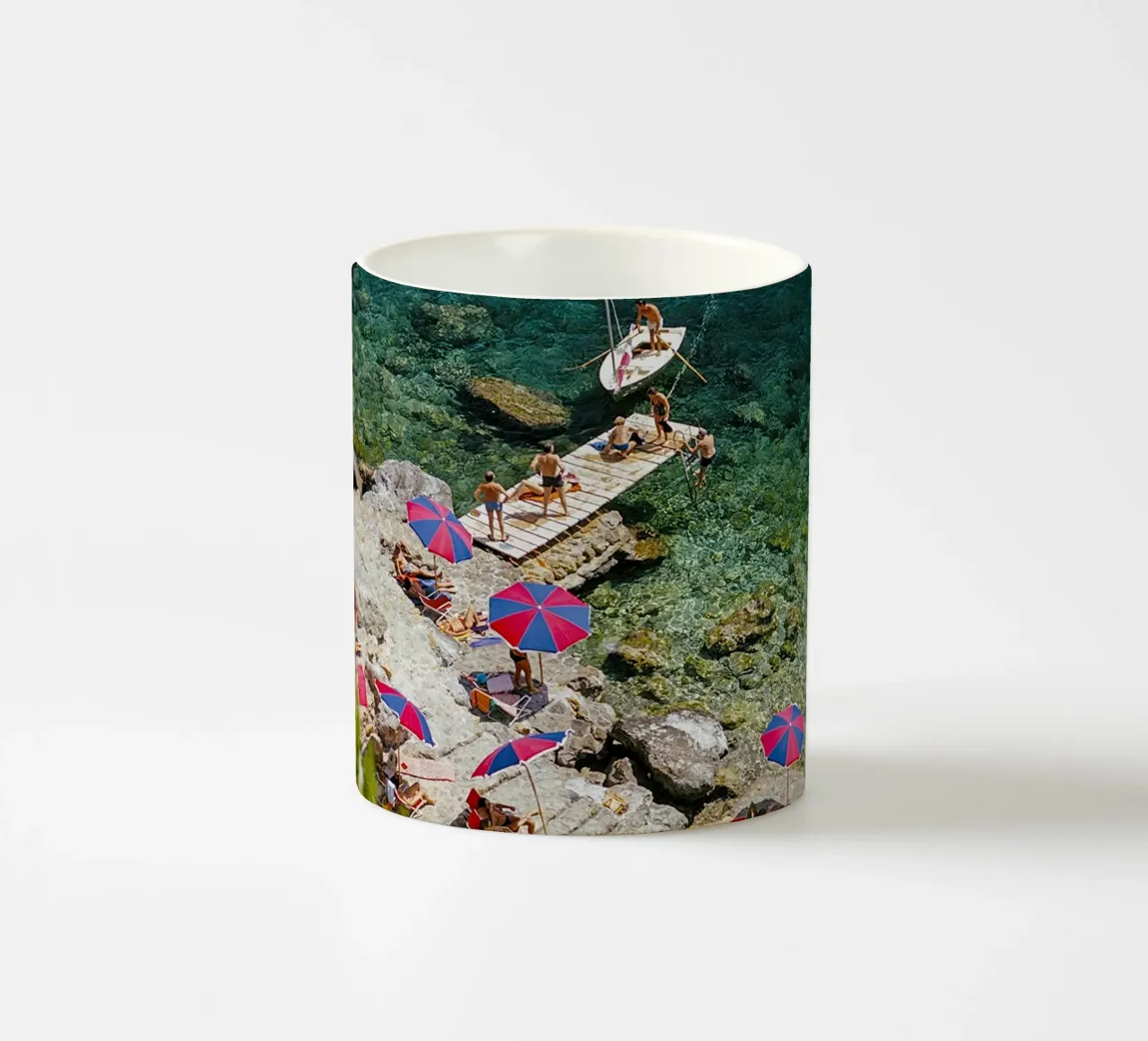 Sulla spiaggia tazza in ceramica da The Poster UK