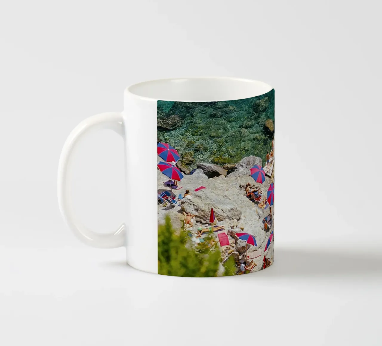Sulla spiaggia tazza in ceramica da The Poster UK