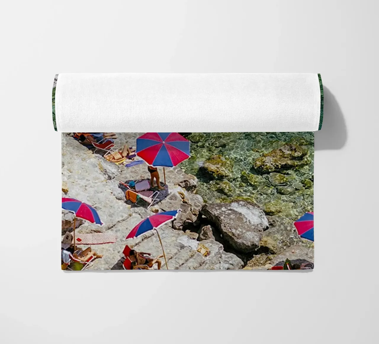Sulla spiaggia telo mare da The Poster UK