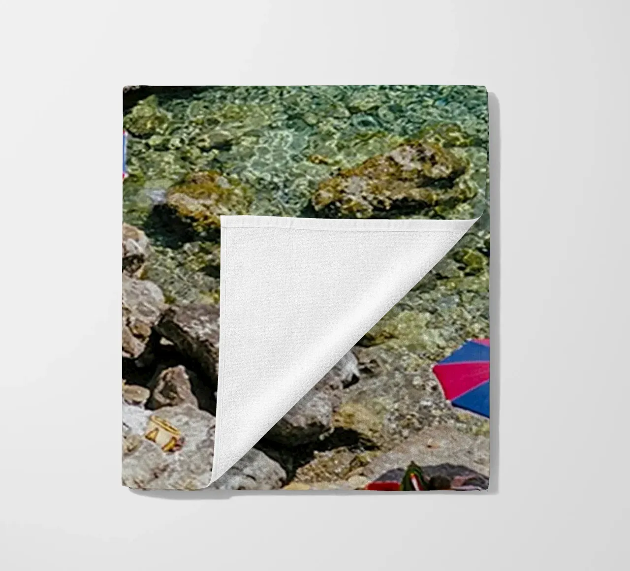 Sulla spiaggia telo mare da The Poster UK