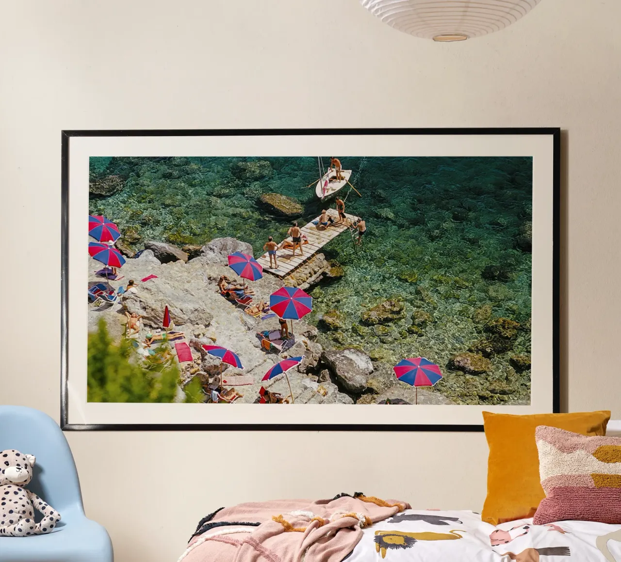 Sulla spiaggia poster con telaio in plastica da The Poster UK
