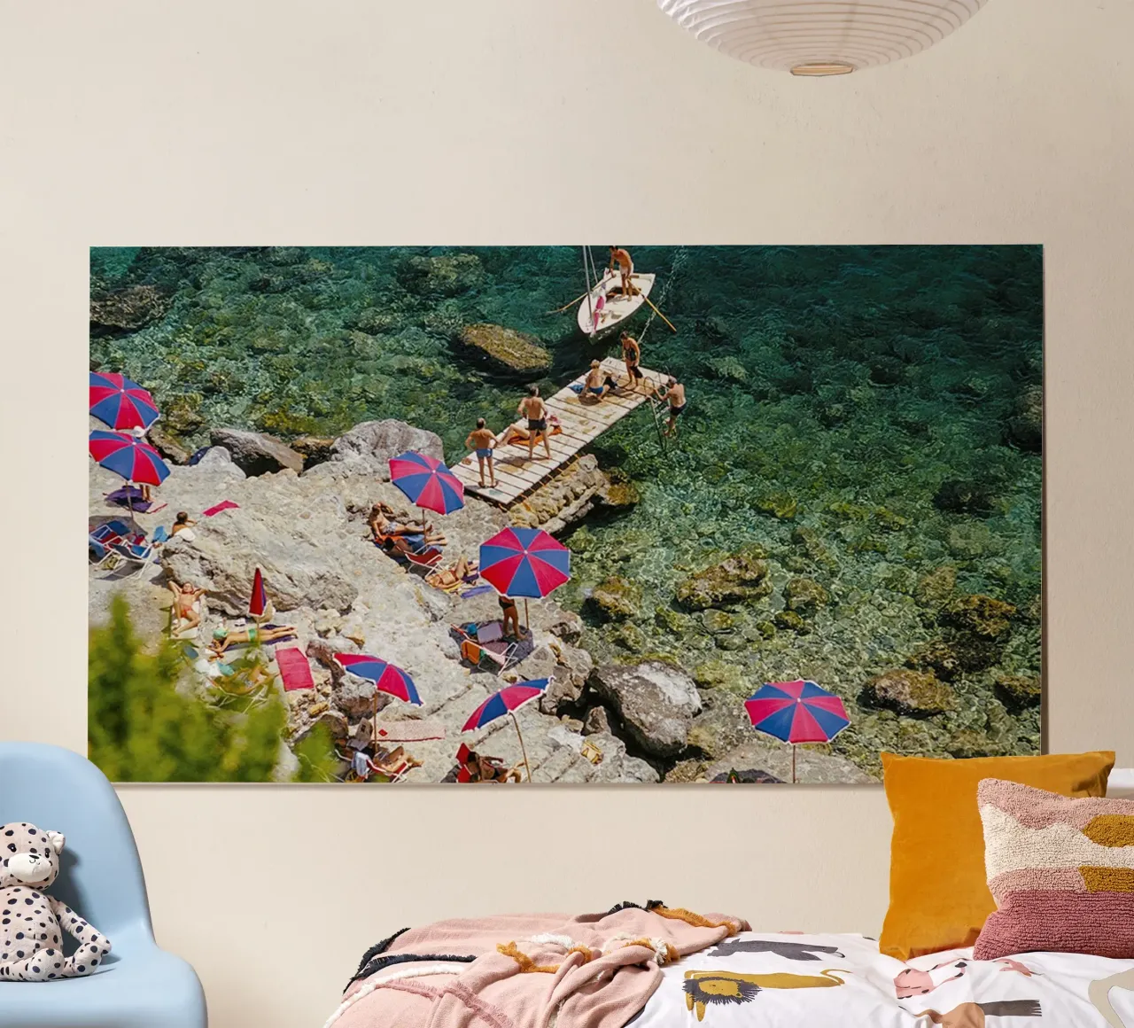 Sulla spiaggia poster con telaio in plastica da The Poster UK